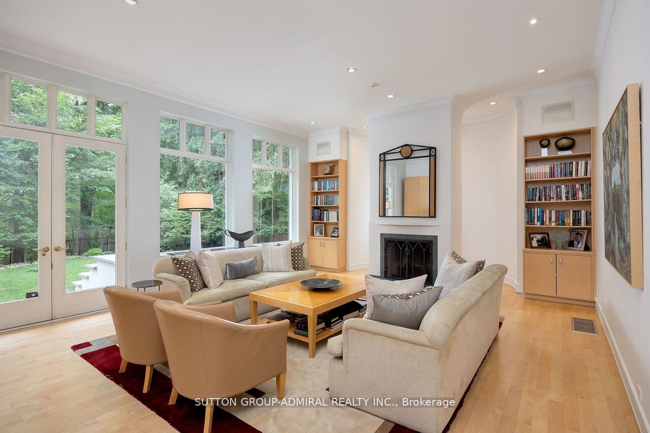212 Sandringham Dr