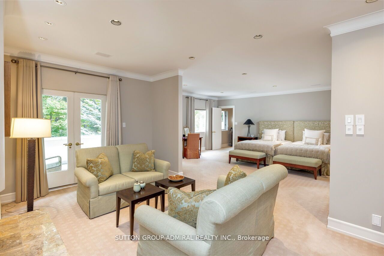 212 Sandringham Dr