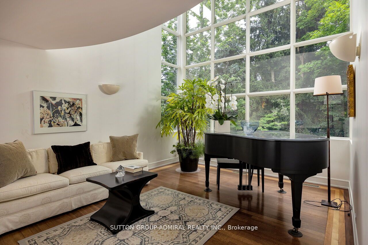 212 Sandringham Dr