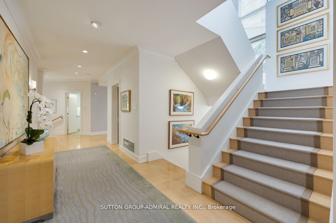 212 Sandringham Dr