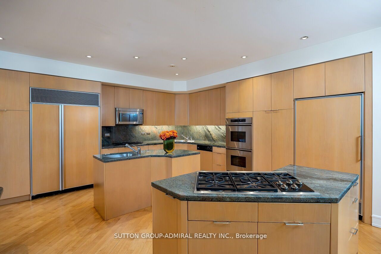 212 Sandringham Dr