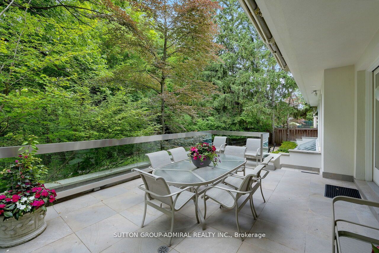 212 Sandringham Dr