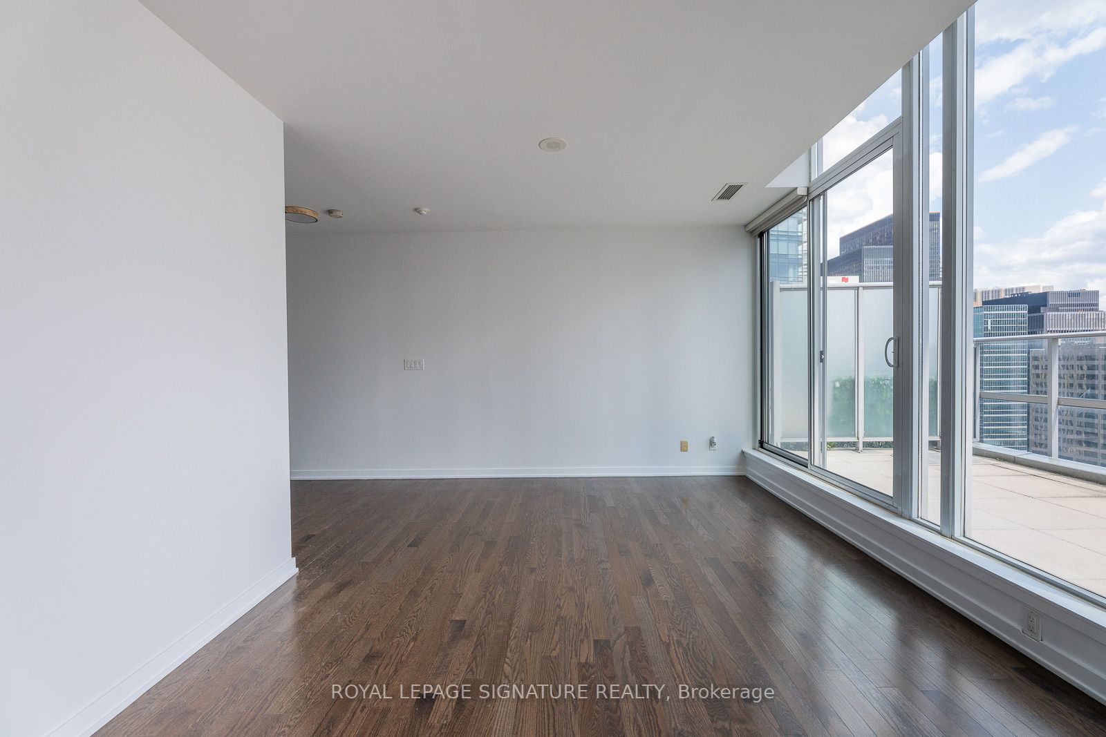 126 Simcoe St, #Ph05