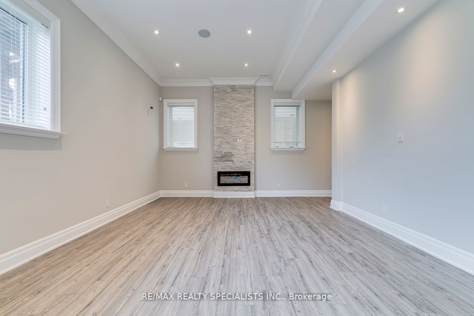 271 Poyntz Ave