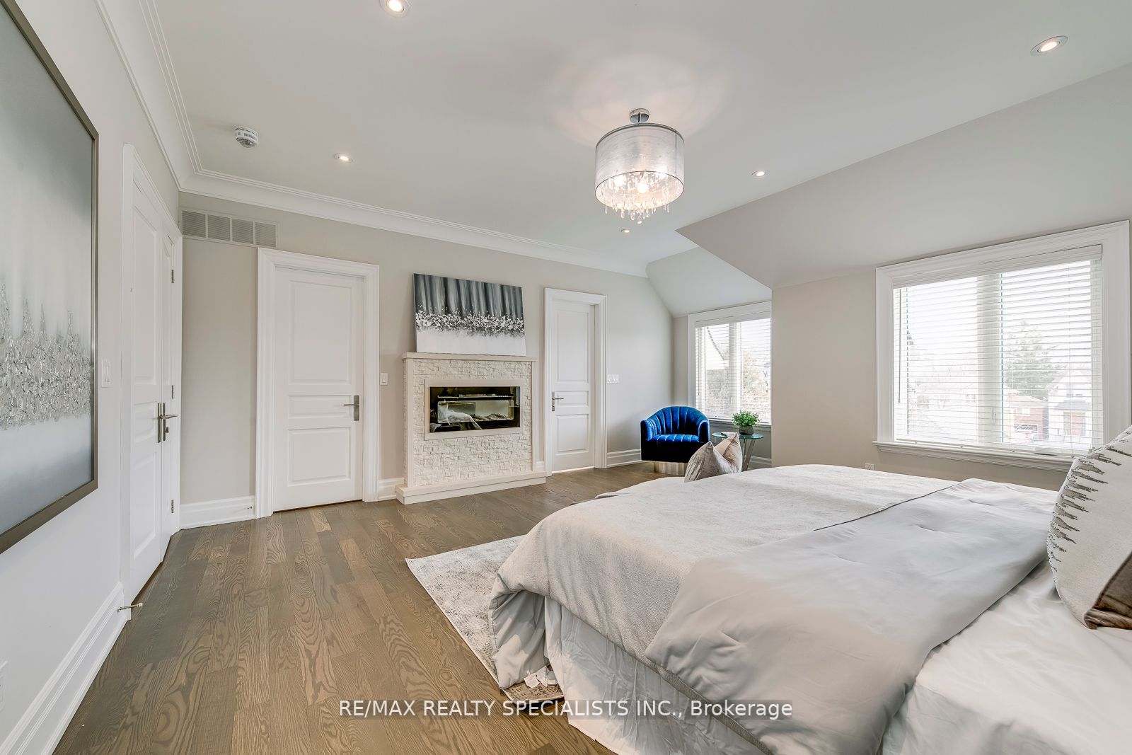 271 Poyntz Ave