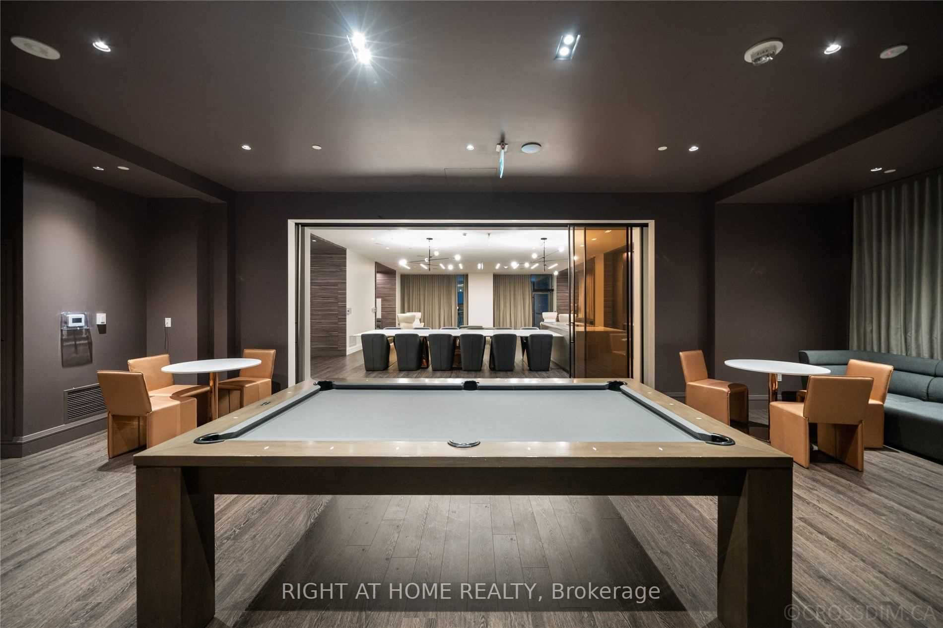 39 Roehampton Ave, #314