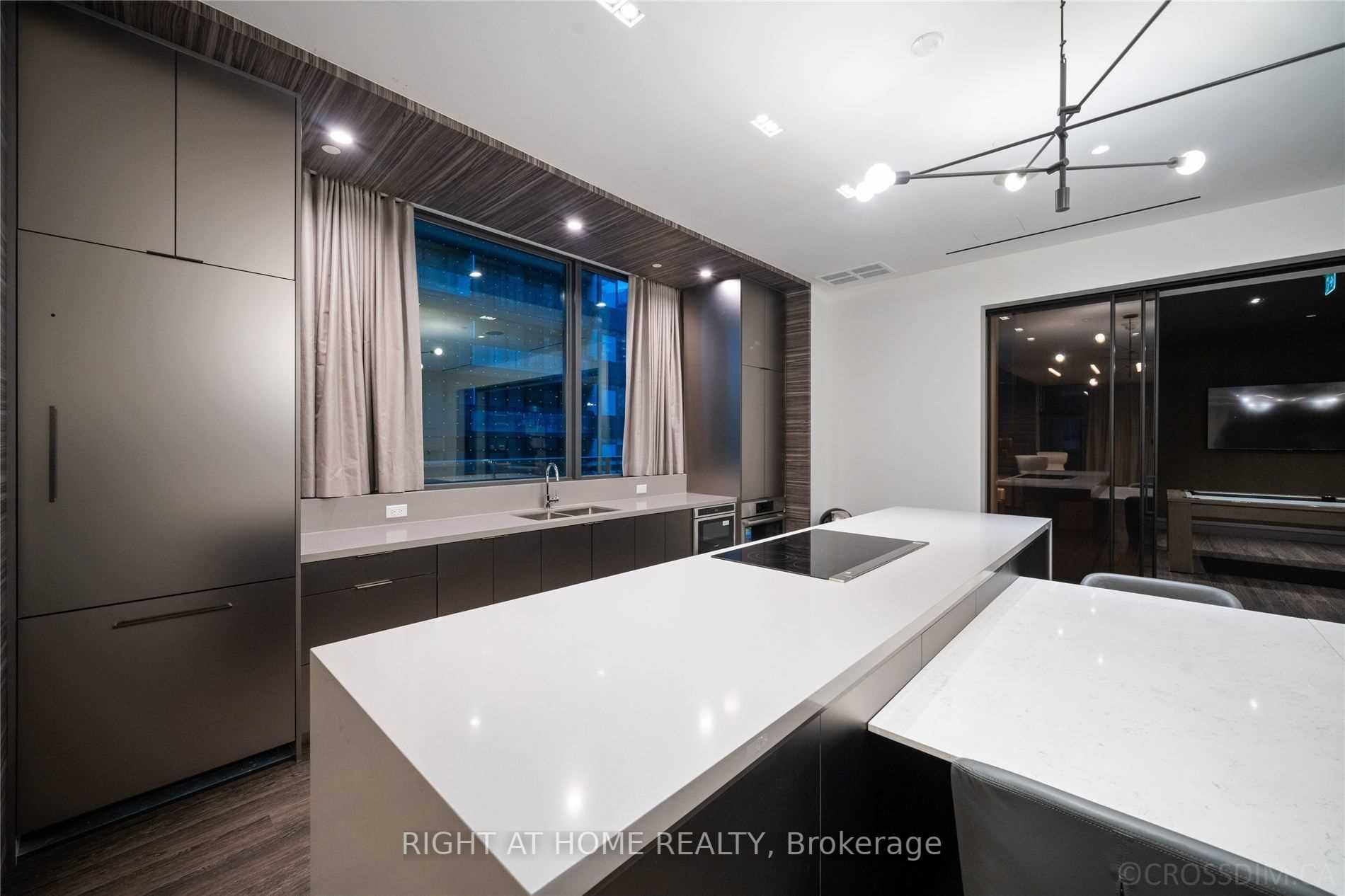 39 Roehampton Ave, #314