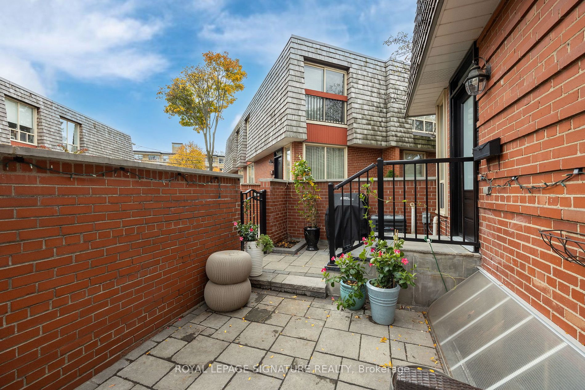 71 Upper Canada Dr, #4
