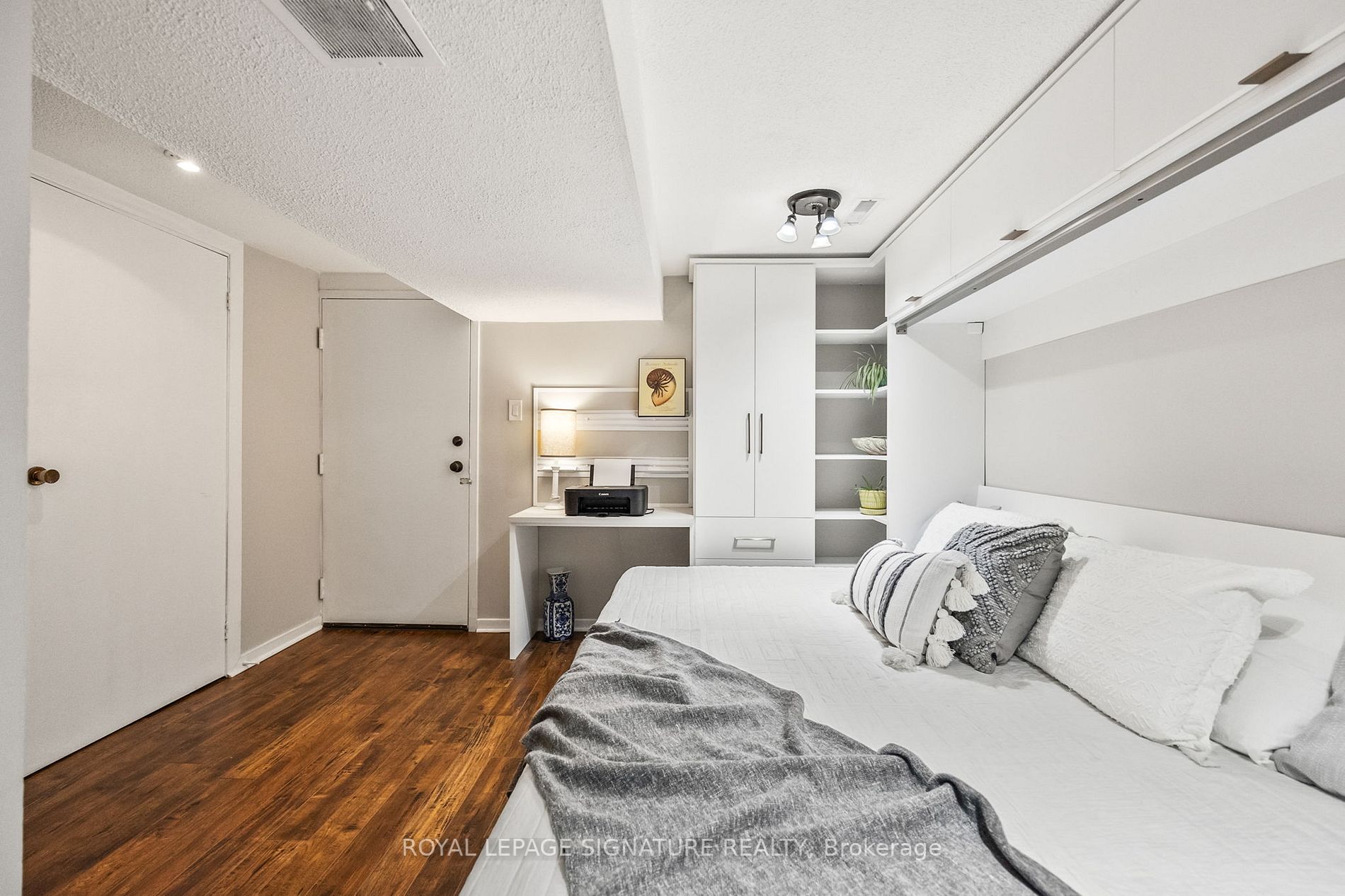 71 Upper Canada Dr, #4
