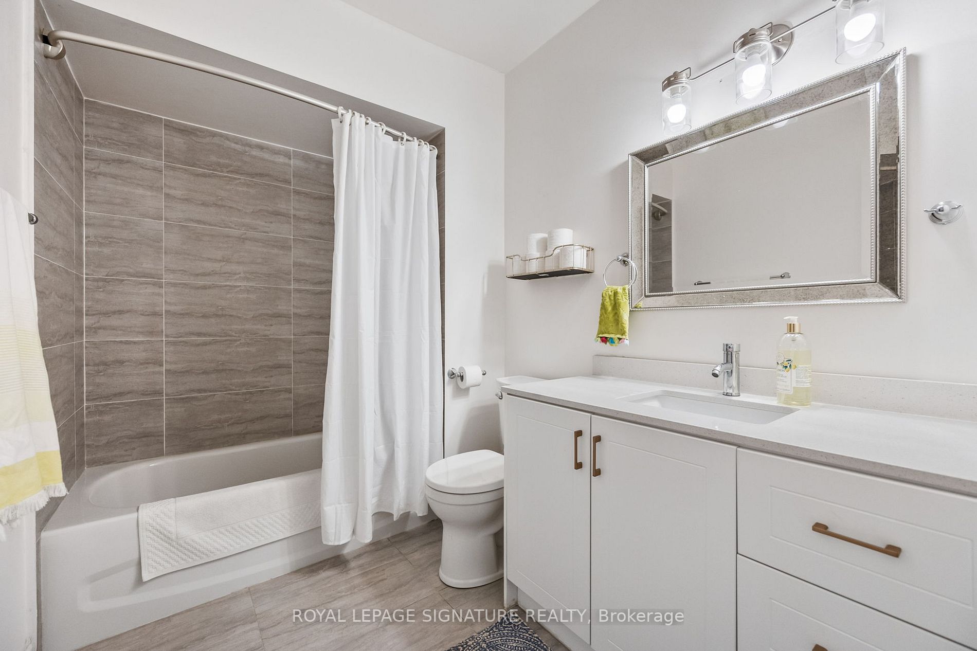 71 Upper Canada Dr, #4