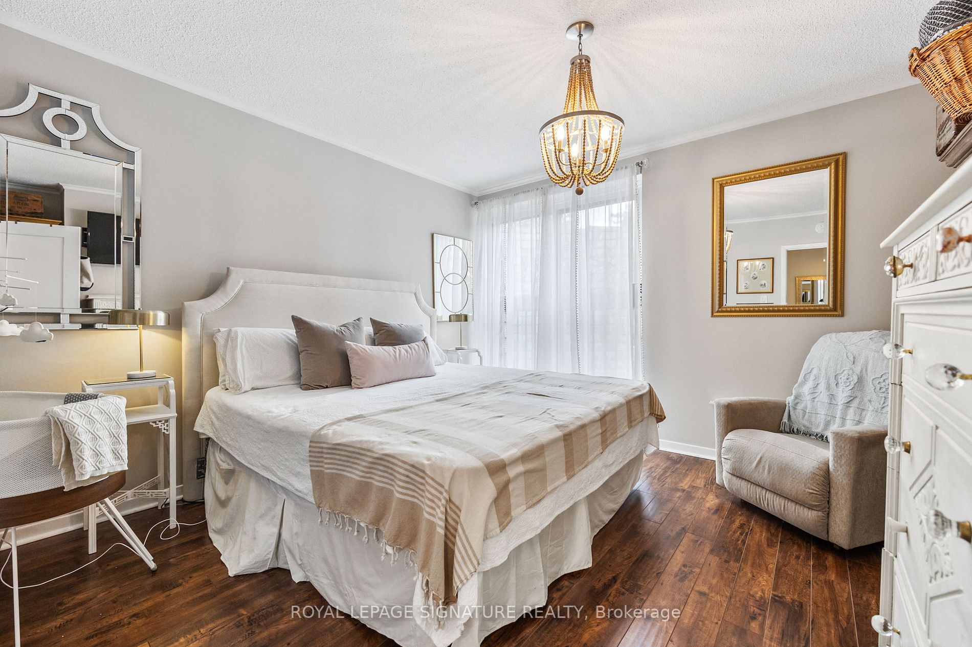 71 Upper Canada Dr, #4
