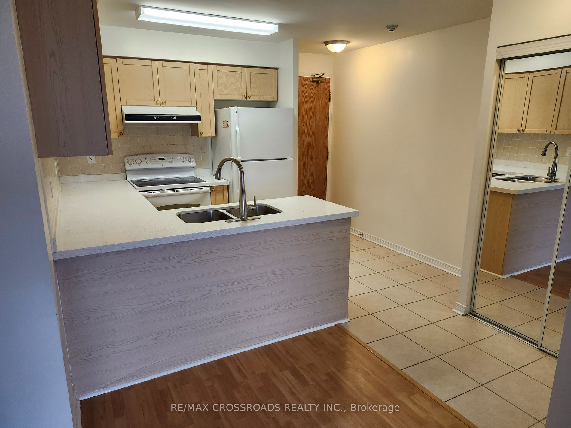 5500 Yonge St, #805