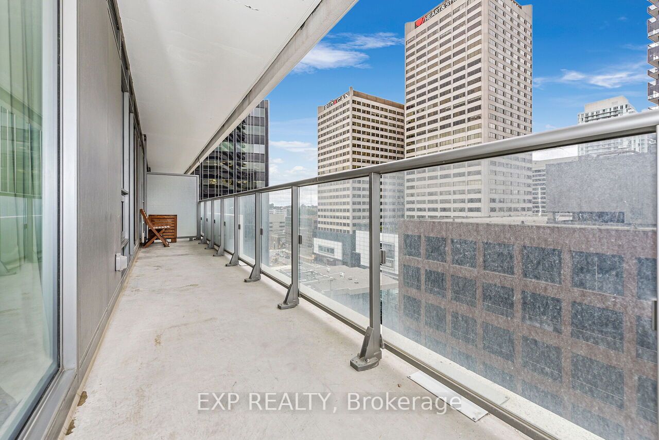 2221 Yonge St, #911