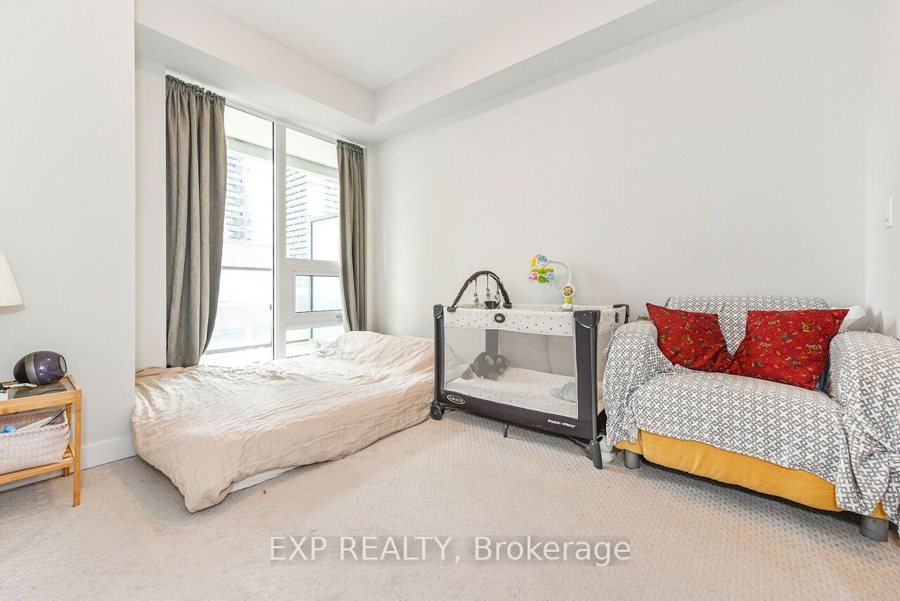 2221 Yonge St, #911