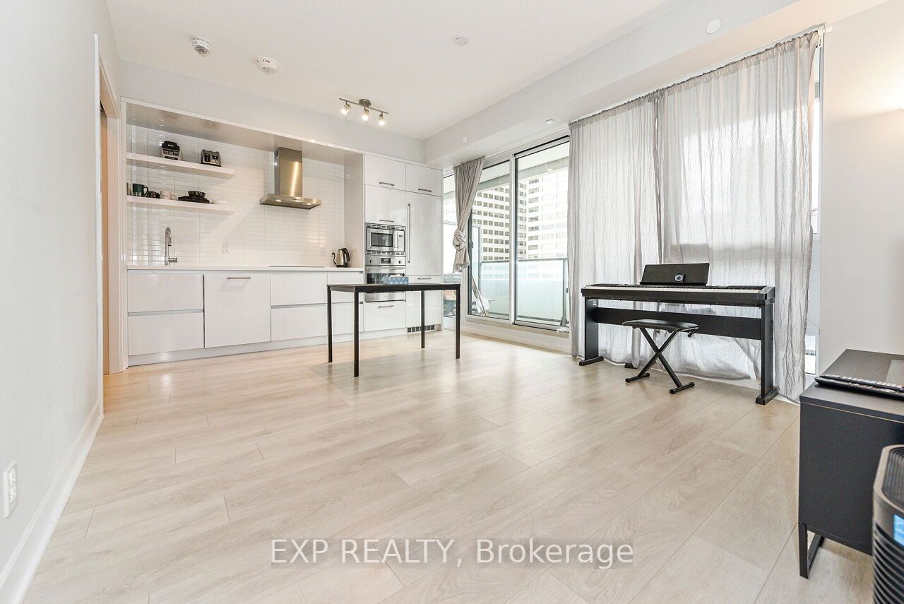2221 Yonge St, #911