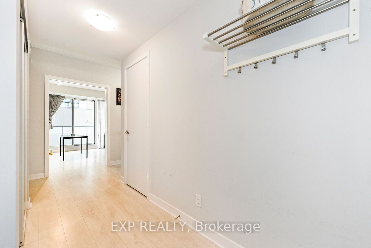 2221 Yonge St, #911