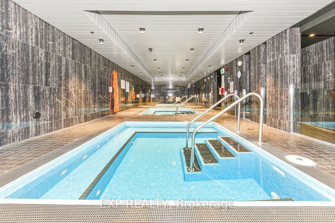 2221 Yonge St, #911