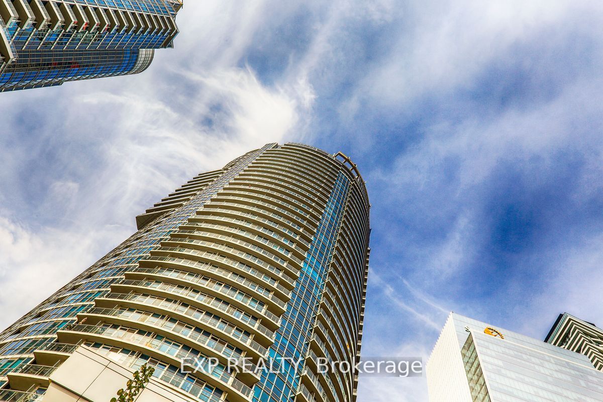 8 York St, #2704