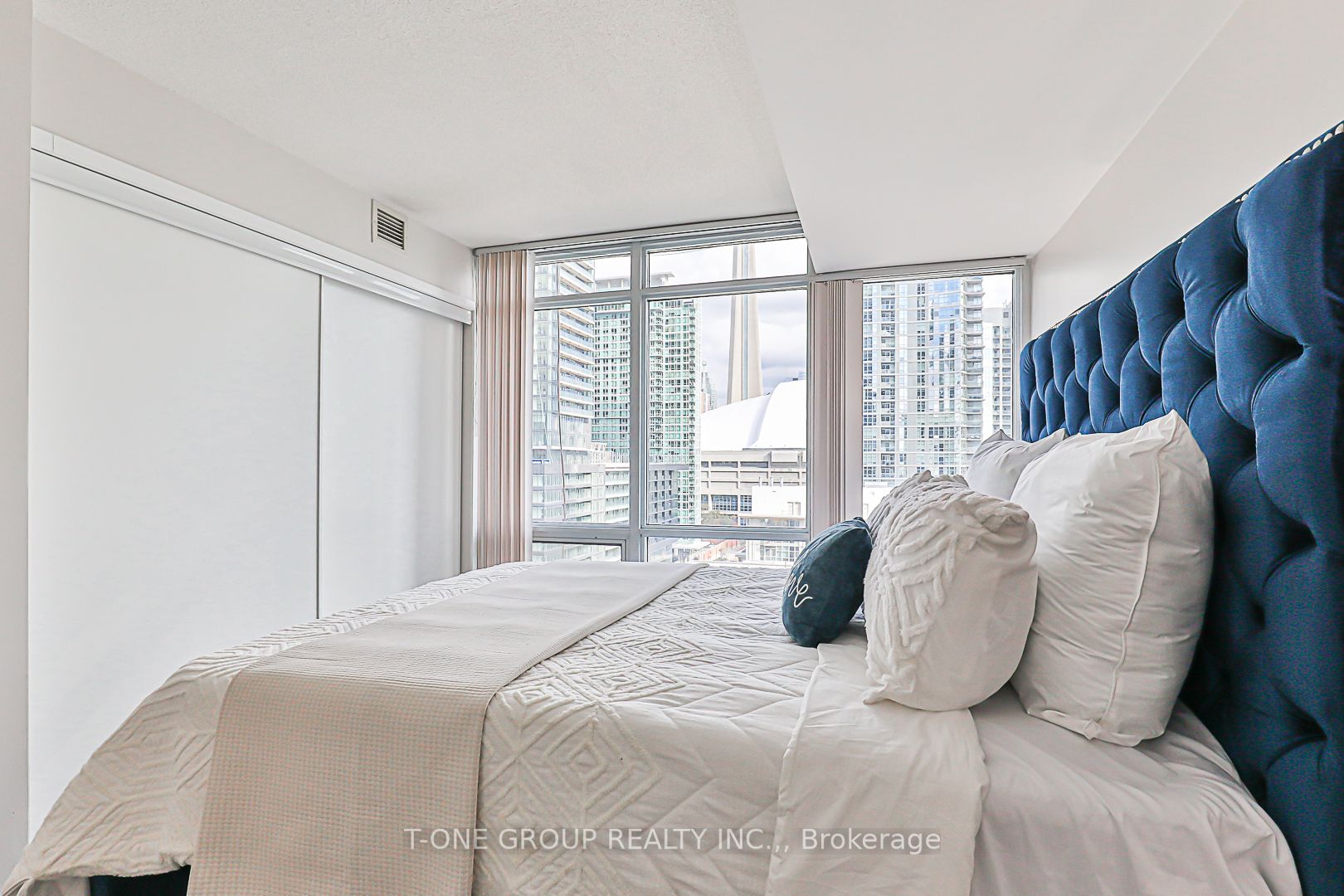 15 Fort York Blvd, #1606