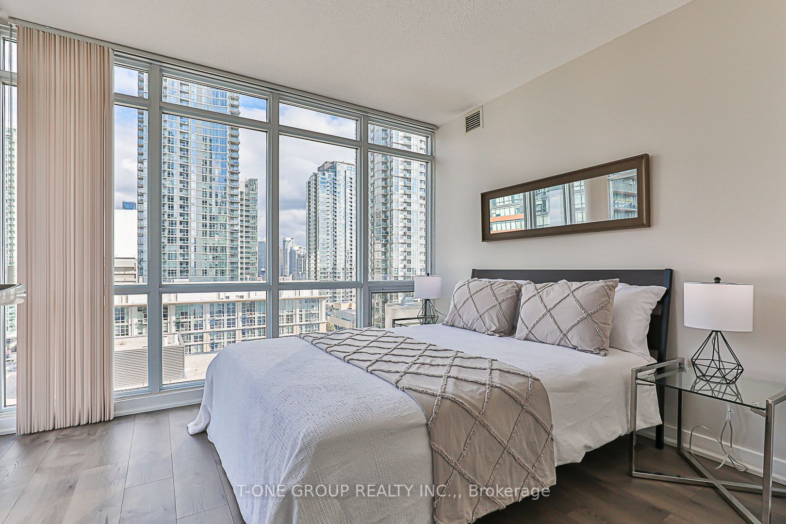 15 Fort York Blvd, #1606