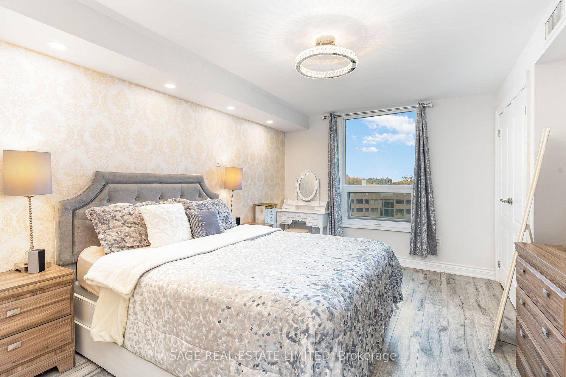 77 Maitland Pl, #720