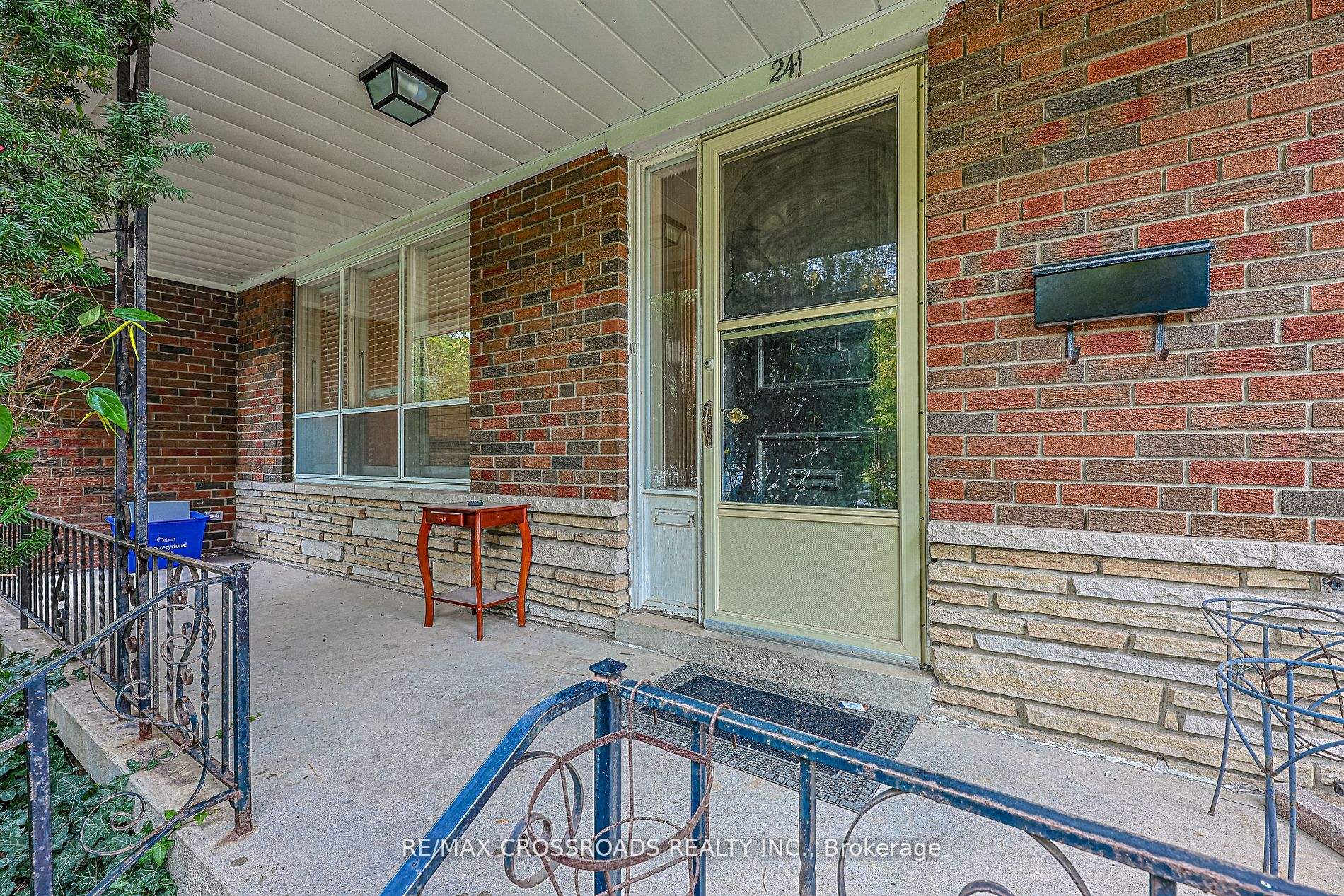 241 Burnett Ave W, #Main