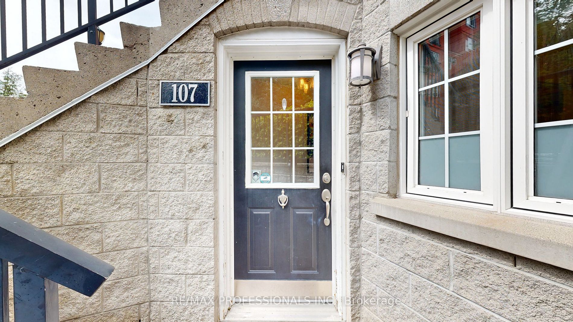 262 St Helens Ave, #107