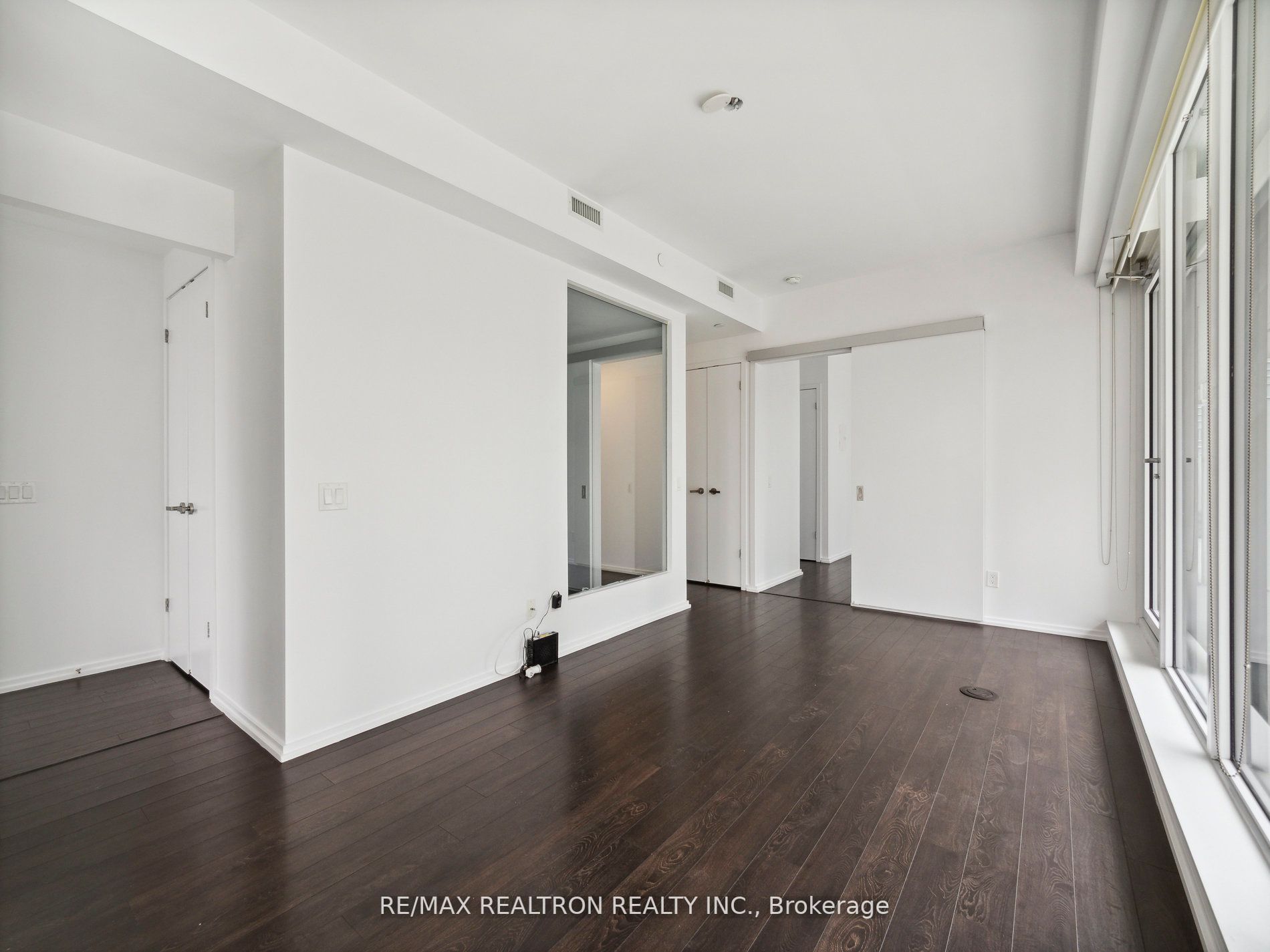197 Yonge St, #1409