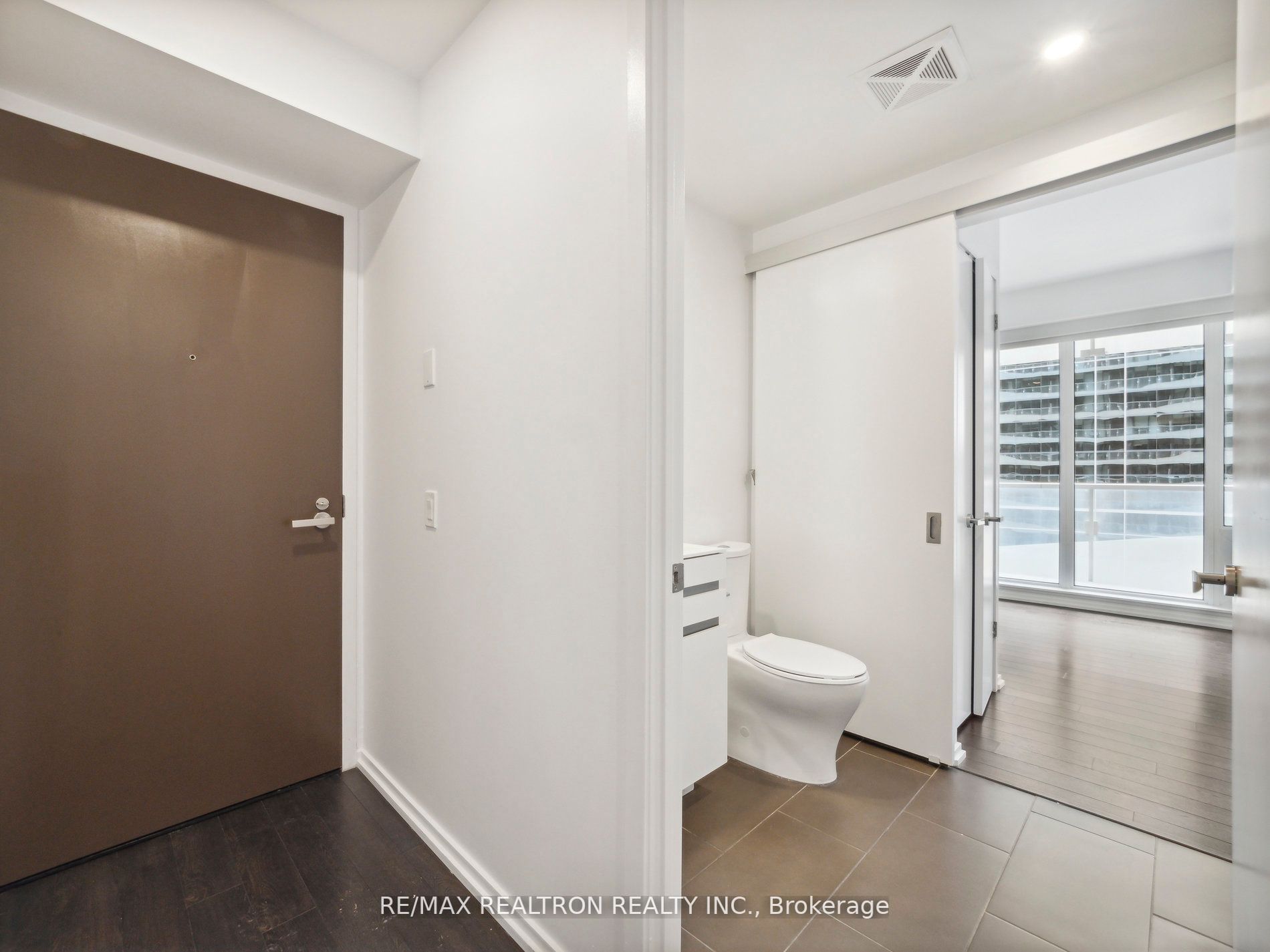 197 Yonge St, #1409