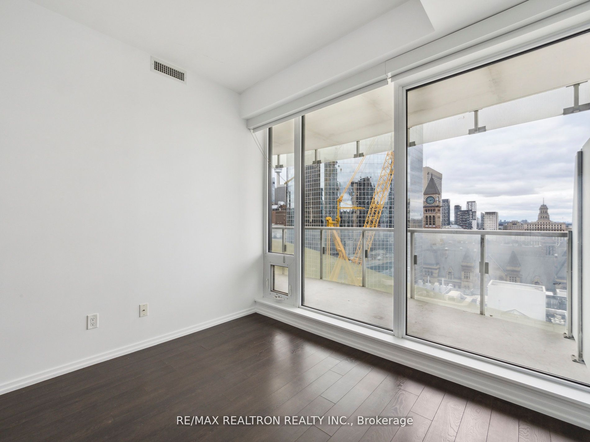 197 Yonge St, #1409