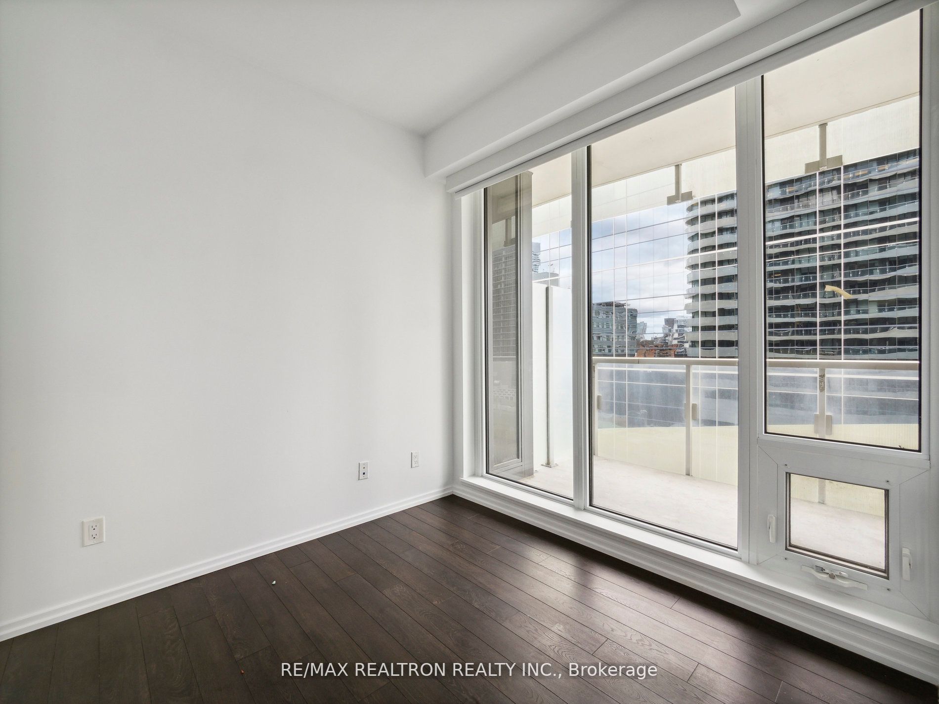 197 Yonge St, #1409