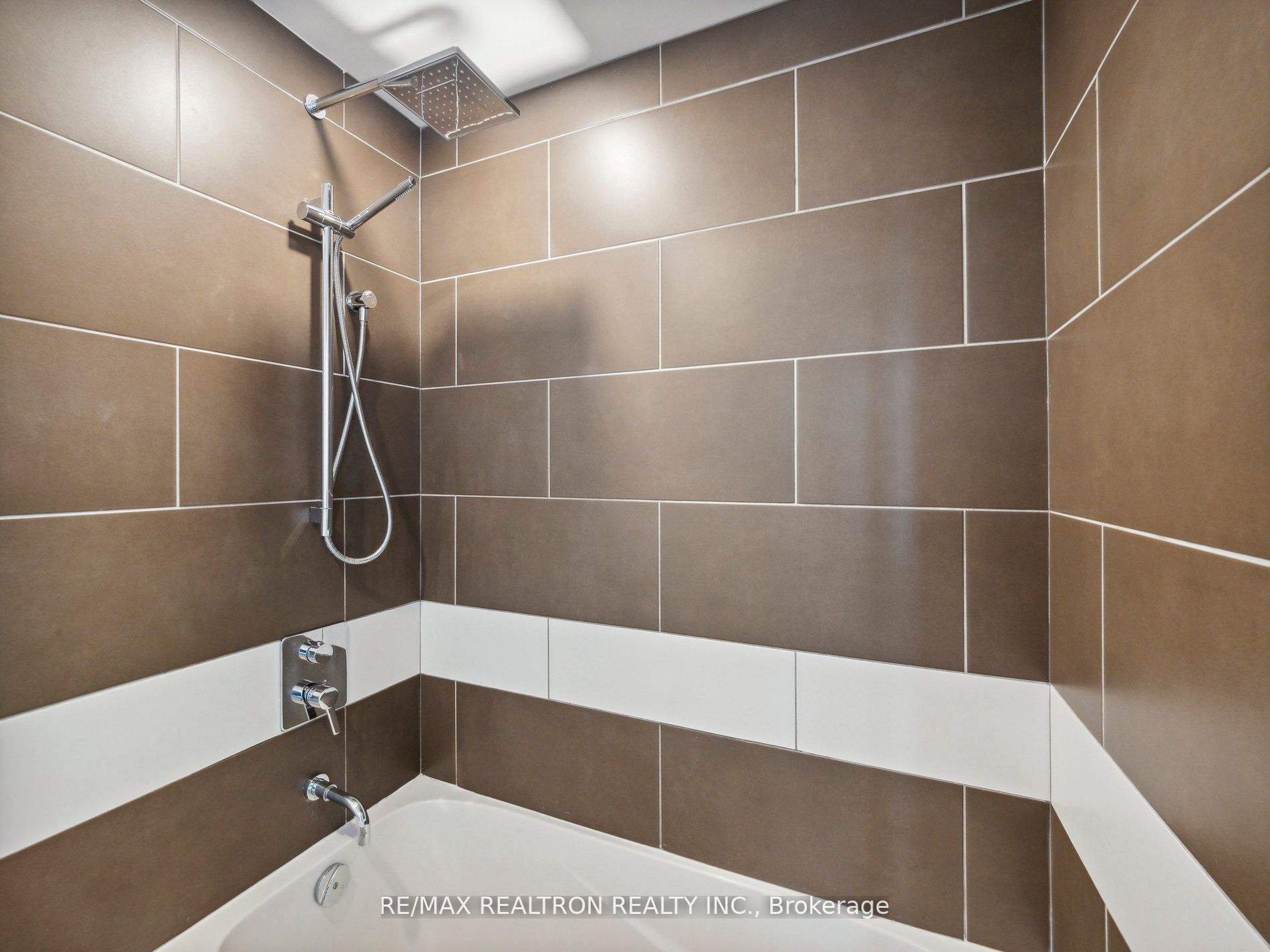 197 Yonge St, #1409