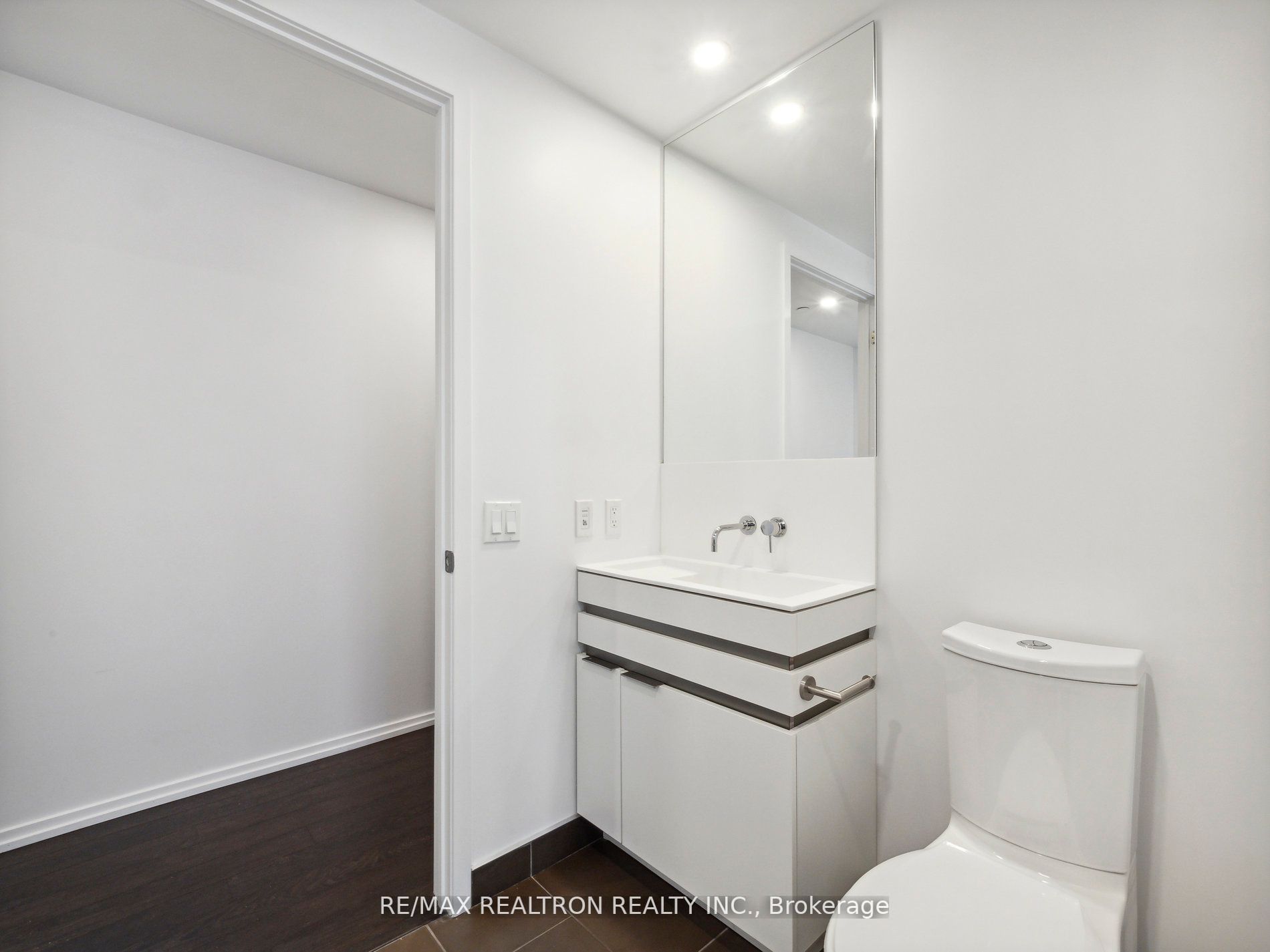 197 Yonge St, #1409