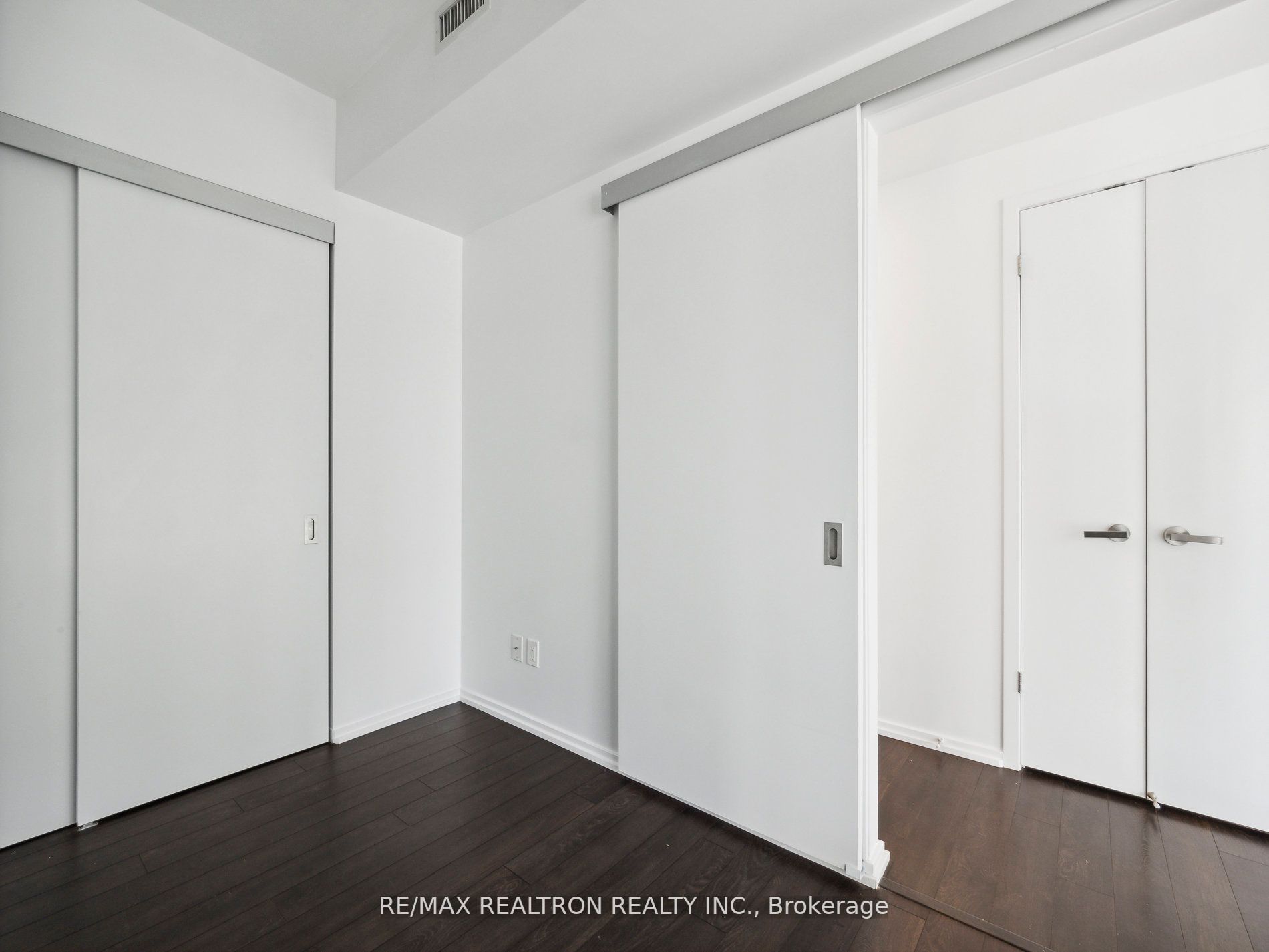 197 Yonge St, #1409