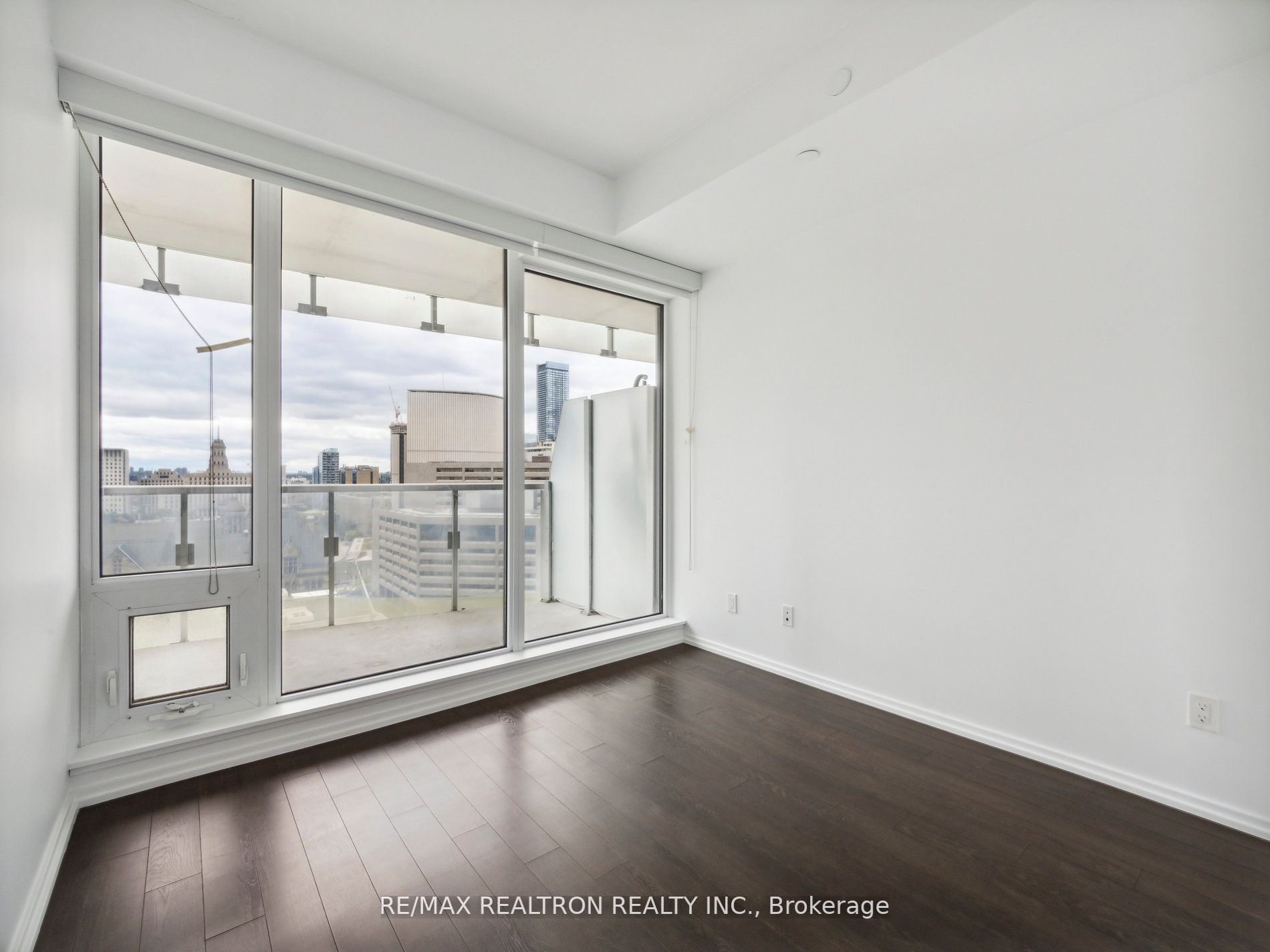 197 Yonge St, #1409