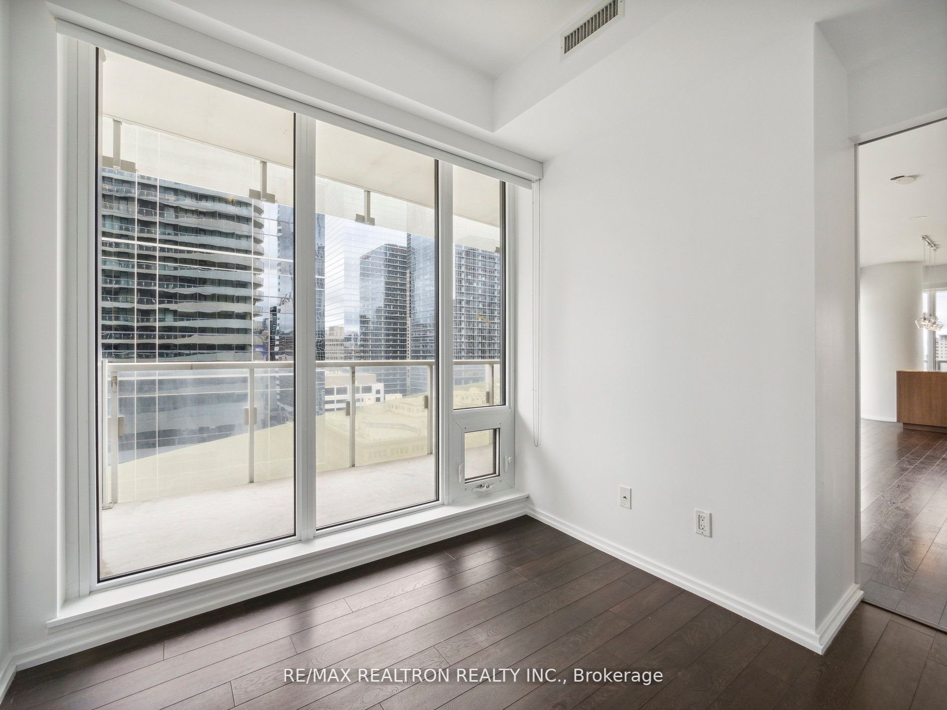 197 Yonge St, #1409