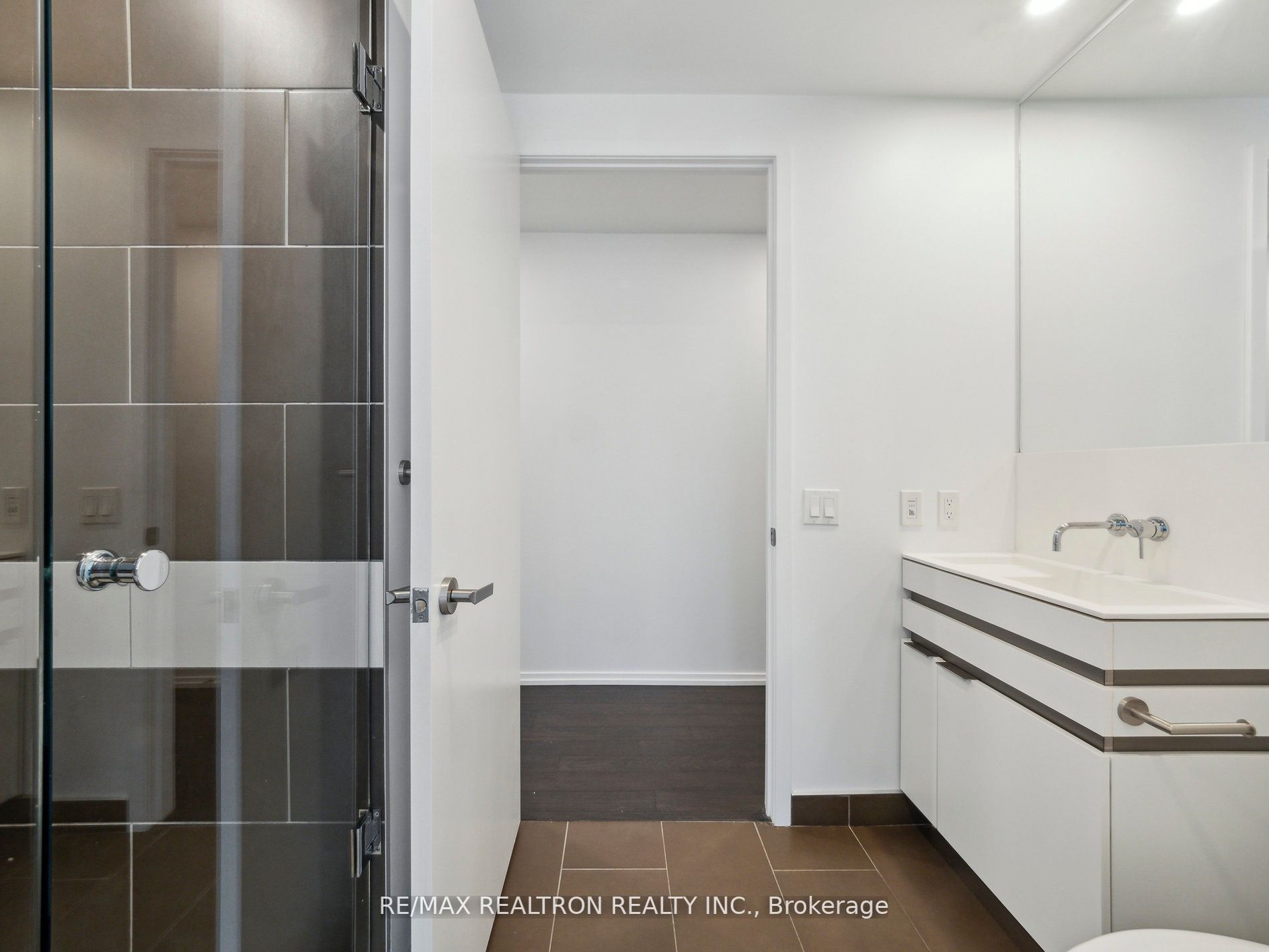 197 Yonge St, #1409