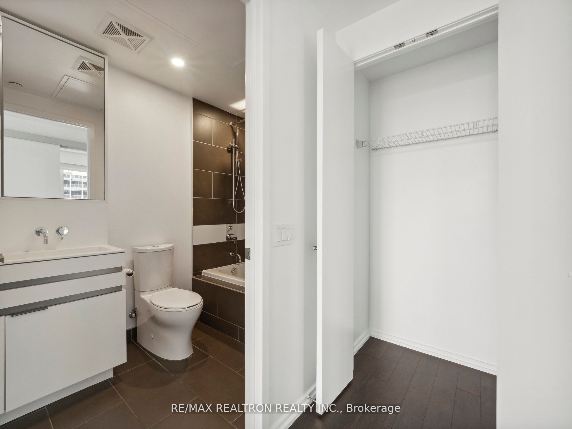 197 Yonge St, #1409
