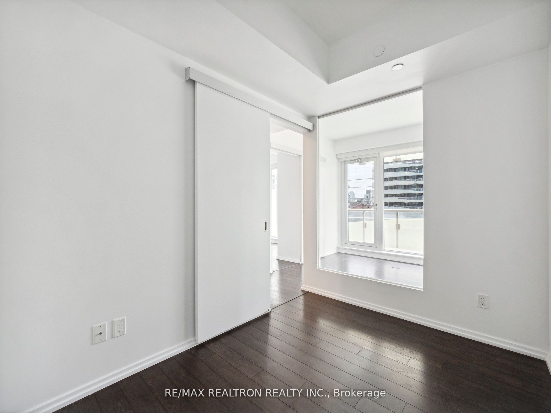 197 Yonge St, #1409