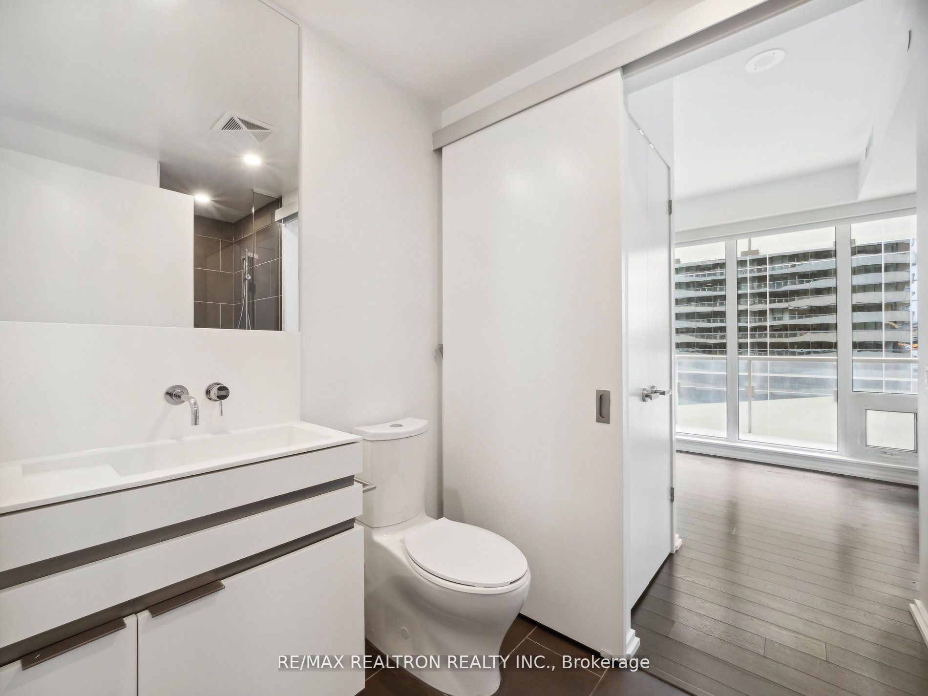 197 Yonge St, #1409