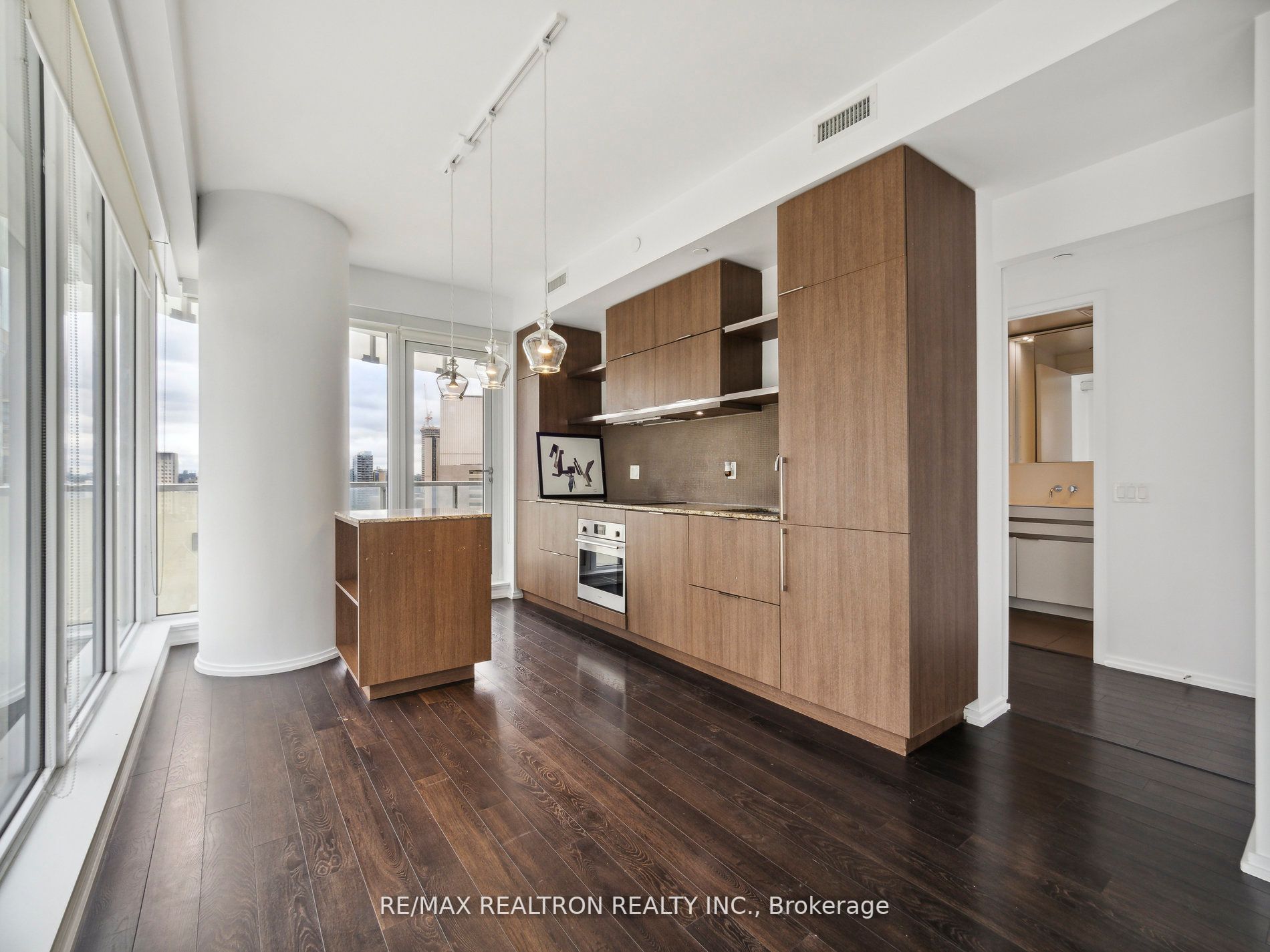 197 Yonge St, #1409