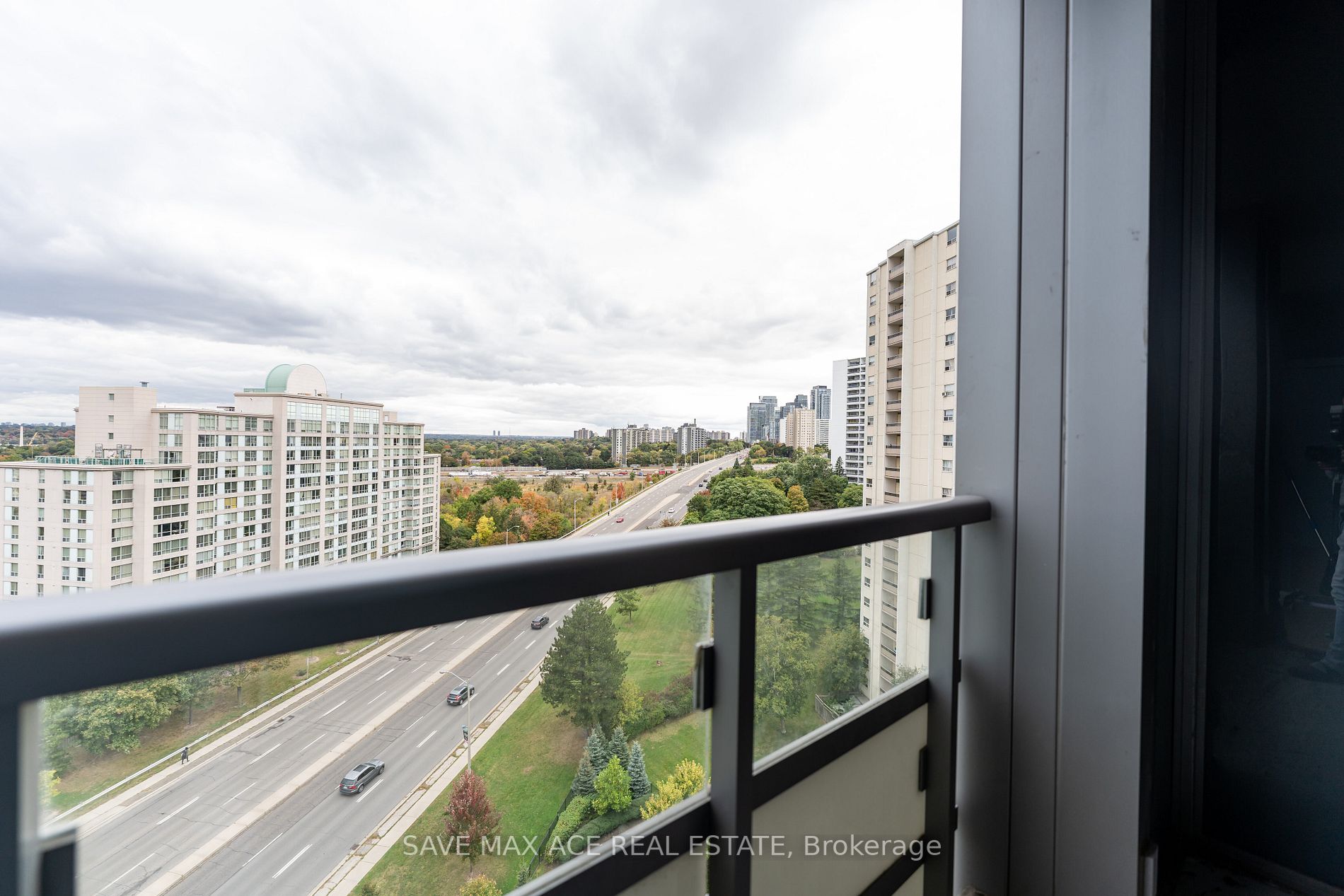 18 Graydon Hall Dr, #1305