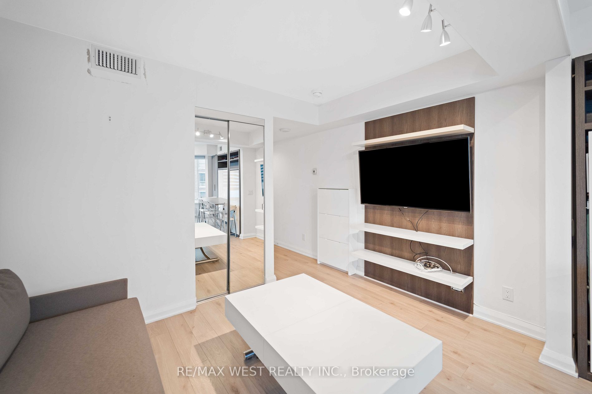 155 Yorkville Ave, #2415