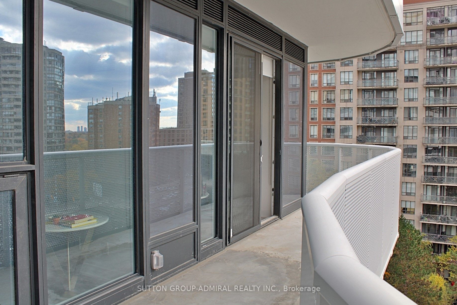 15 Holmes Ave, #702