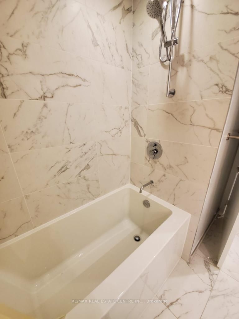 161 Roehampton Ave, #205