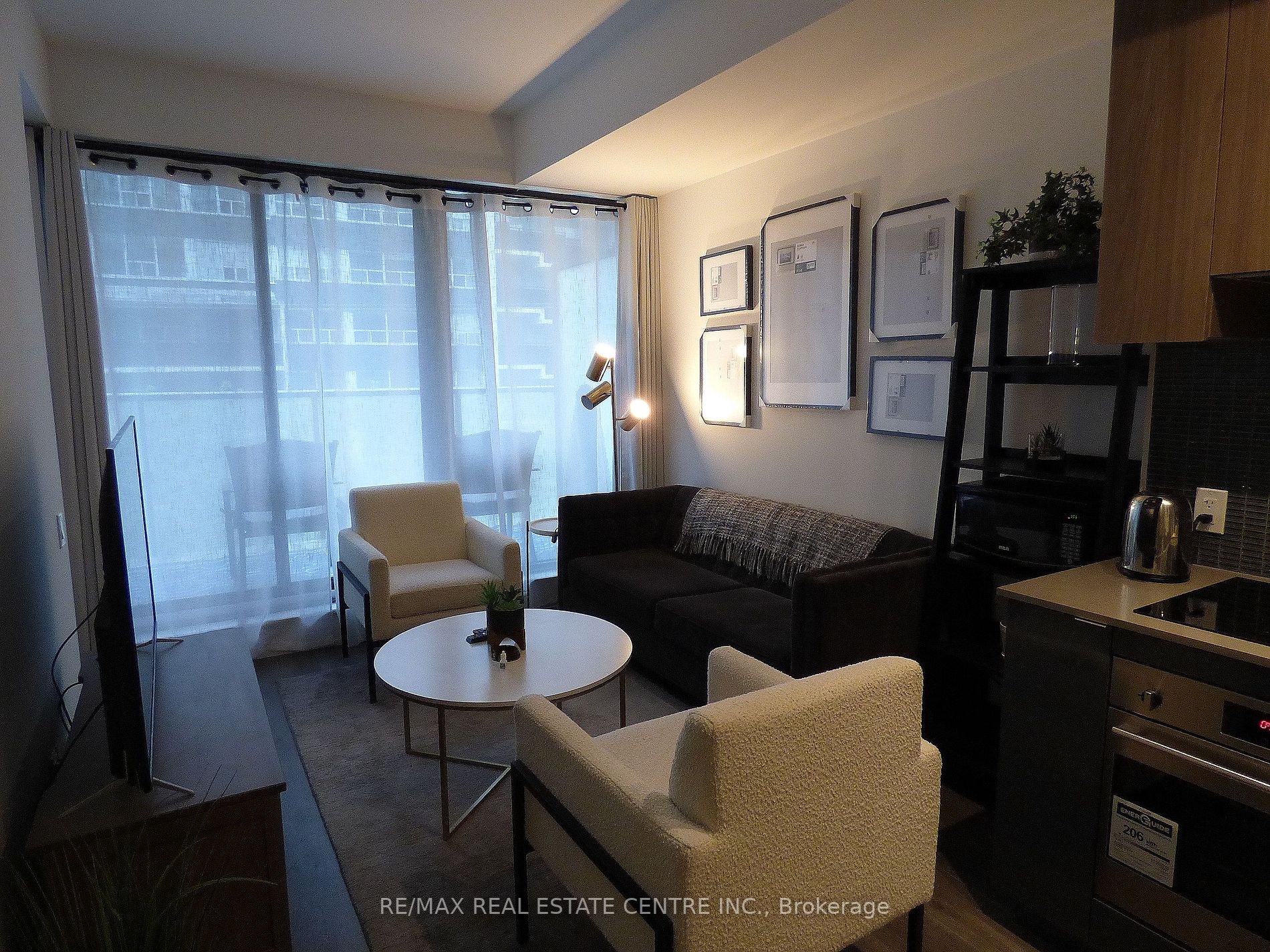 161 Roehampton Ave, #205