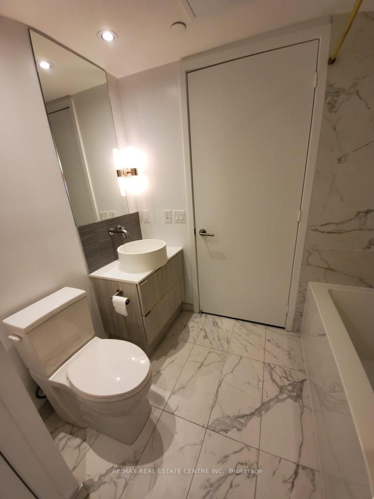 161 Roehampton Ave, #205