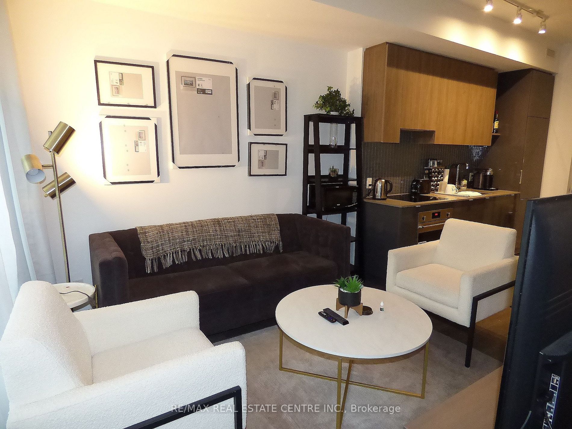 161 Roehampton Ave, #205