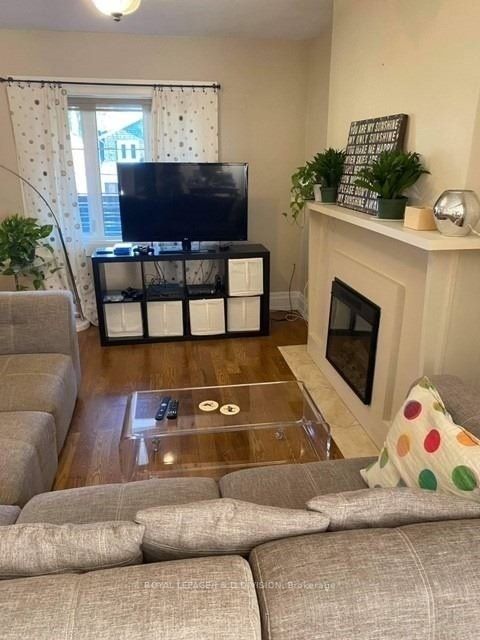 31 Ranleigh Ave, #Upper