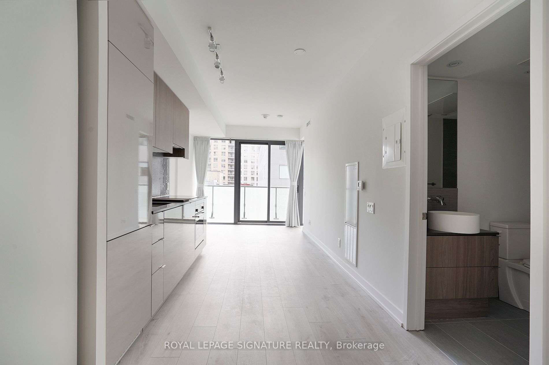 161 Roehampton Ave, #720